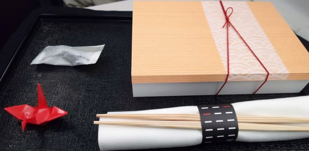 JALビジネスクラスの機内食　和食のお弁当　そばに折り鶴の箸置き